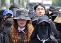 묵념하는 교사들