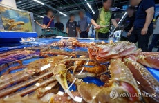 주말 맞아 수산시장 찾은 손님들