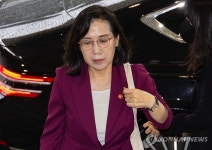 정부서울청사로 출근하는 김현숙 여성가족부 장관