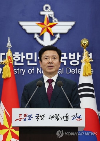 브리핑하는 전하규 국방부 대변인