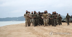 체력 단련하는 장병들