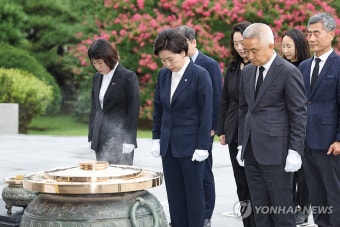 현충원 참배하는 한국의희망 지도부