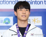 취재진과 인터뷰하는 강민혁