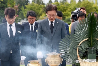 홍범도 장군 묘역 참배하는 이재명 대표