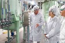 화학물질 생산 현장 살펴보는 한화진 장관