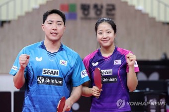 포즈 취하는 임종훈-신유빈