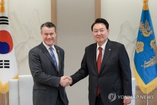 토드 영 미국 상원의원과 악수하는 윤석열 대통령