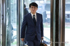 출근하는 이균용 대법원장 후보자