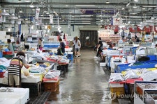 한산한 수산물 도매시장