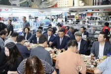 수산물로 점심 먹는 김두겸 울산시장