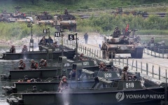 부교를 이용해 하천을 건너라