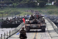 부교 통해 하천 건너는 전차·장갑차