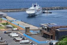 제주항 들어오는 중국 단체관광객 크루즈