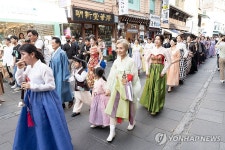 인사동 거리에서 한복 퍼레이드