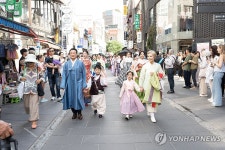 인사동 거리에서 한복 퍼레이드