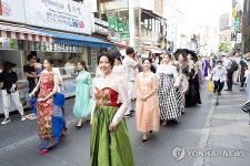 인사동 거리에서 한복 퍼레이드