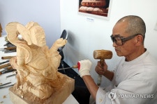 국가무형유산인 목조각장 시연