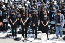 묵념하는 교사들
