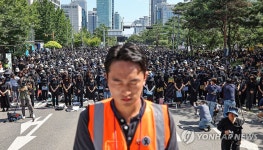 묵념하는 교사들