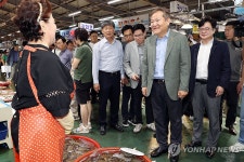 대명항 어판장 상인들 만난 행안부 장관