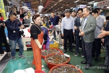 대명항 어판장 상인들 만난 행안부 장관