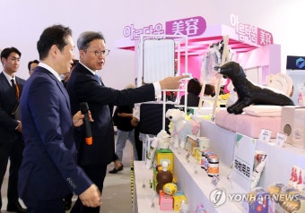 한국관 둘러보는 정재호 주중 대사
