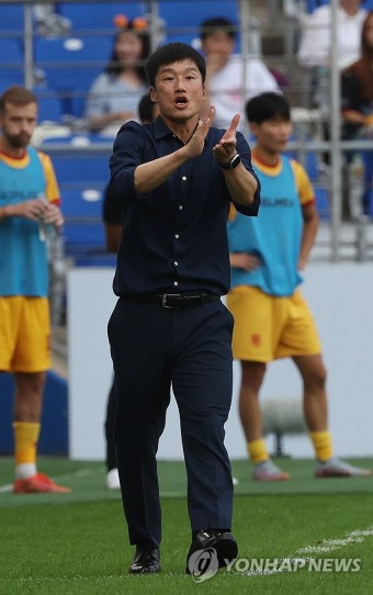 손뼉 치는 이정효 감독
