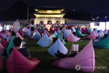 밤의 광화문에서 보내는 독서시간