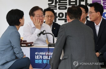 대화하는 이재명 대표