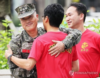해병대 전우들과 인사하는 박정훈 전 수사단장