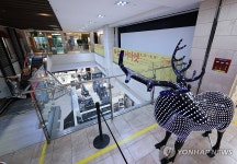 1층은 마트, 2층은 미술관