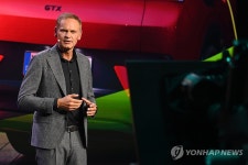 발표하는 올리버 블루메 폭스바겐그룹 CEO