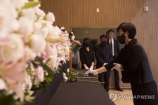 헌화하는 서이초등학교 교장