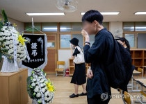서이초 교사 49재 추모제 교실 둘러보는 지인들