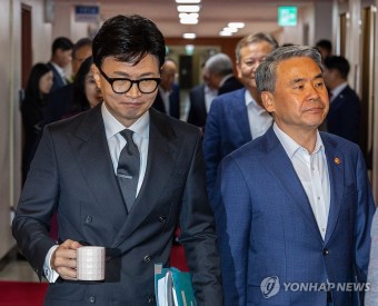 국무회의 입장하는 이종섭 국방부 장관과 한동훈 법무부 장관