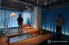 김지운 감독의 설치 공간 희미한 옛사랑의 그림자