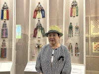 작품 설명하는 매듭공예가 이부자 씨