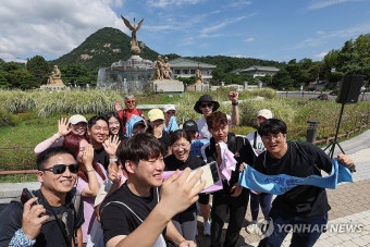 참석자들과 셀피 찍는 장미란 차관