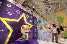 팝업스트어에 마련된 마루는 강쥐 포토존