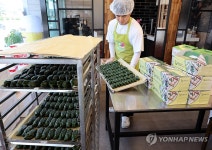 다가오는 추석, 모싯잎송편 인기