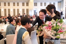 화동으로부터 꽃다발 받는 윤석열 대통령 내외