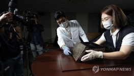 800년의 베일 벗은 나전국화넝쿨무늬상자