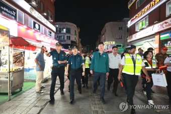 안산 다문화마을특구 순찰하는 홍기현 경기남부청장