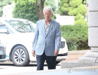 이태원 해밀톤호텔 대표 공판 출석
