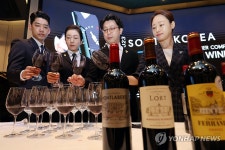 와인 살펴보는 소믈리에들