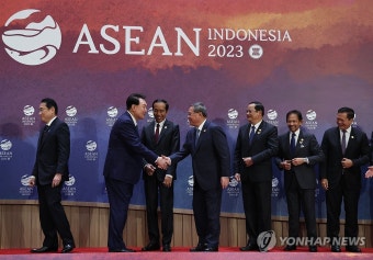 리창 중국 총리와 악수하는 윤석열 대통령