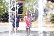 막바지 무더위에 바닥분수 연장 운영