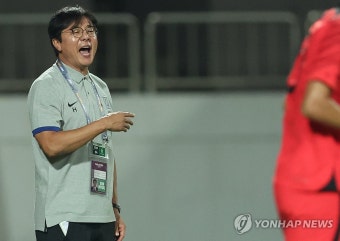 황선홍 감독 작전 지시