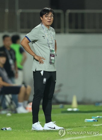 경기 지켜보는 황선홍 감독