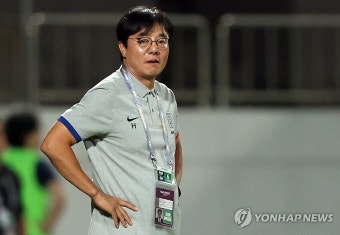 경기 지켜보는 황선홍 감독